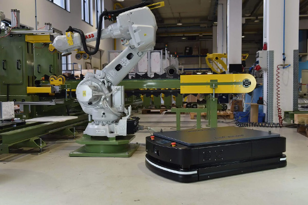 How Integrated DC Servo Motors Enhance AGV/AMR Motion Control